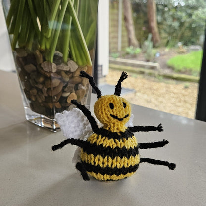 Bee Knitting Pattern PDF Download - Fitting in Knitting