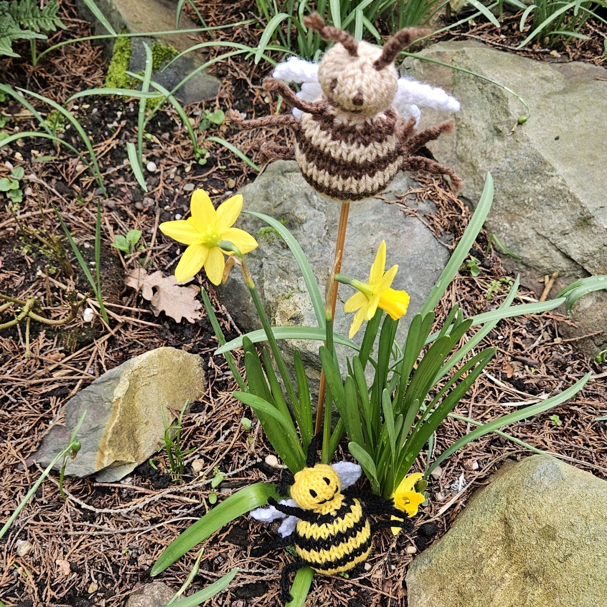 Bee Knitting Pattern PDF Download - Fitting in Knitting